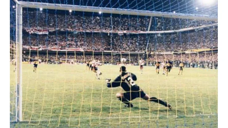 River ejecutando un penal en la Bombonera. (Foto: Getty).