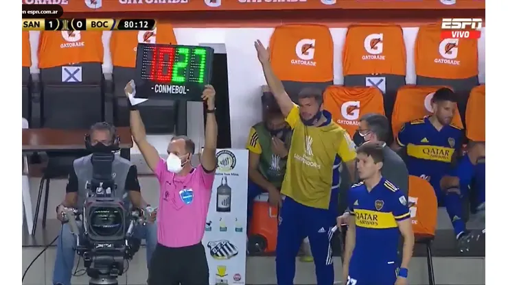 Video: lo sacaron, Lisandro López pateó una silla y sus compañeros lo fueron a calmar