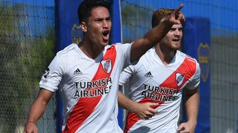 Londoño Bedoya gritando un gol ante Boca en Reserva.
