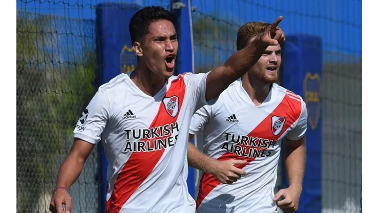 Londoño Bedoya gritando un gol ante Boca en Reserva.