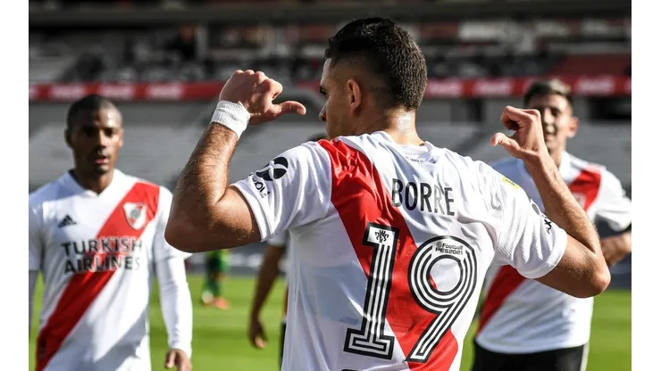 El festejo de Rafael Santos Borré en el 2-1.
