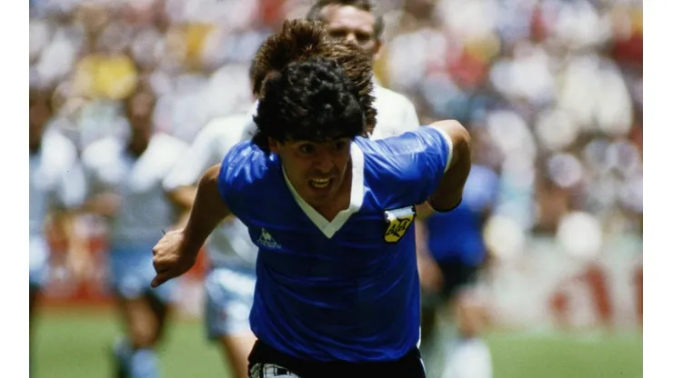 El eterno Diego Maradona en acción.