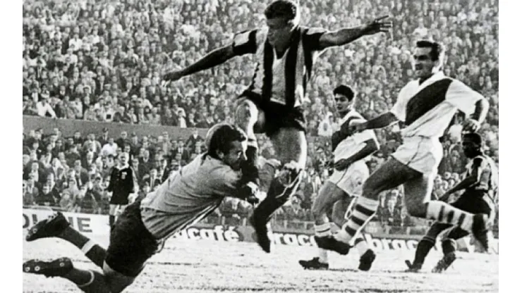 River en la final de la Copa Libertadores de 1966 ante Peñarol.