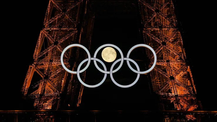 Los anillos olímpicos en la Torre Eiffel.