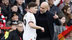 Julián Álvarez recibiendo indicaciones de Josep Guardiola.