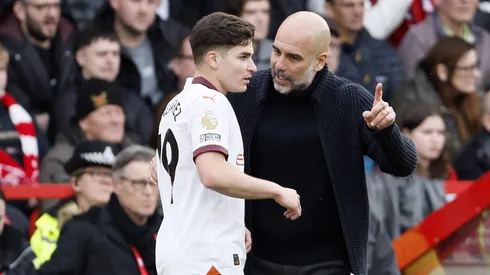 Julián Álvarez recibiendo indicaciones de Josep Guardiola.