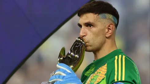 Emiliano Martínez, otra vez, considerado como el mejor arquero del mundo.