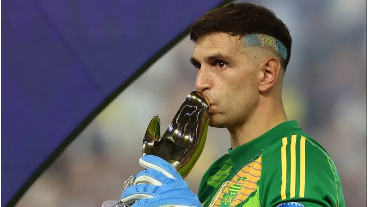 Emiliano Martínez, otra vez, considerado como el mejor arquero del mundo.