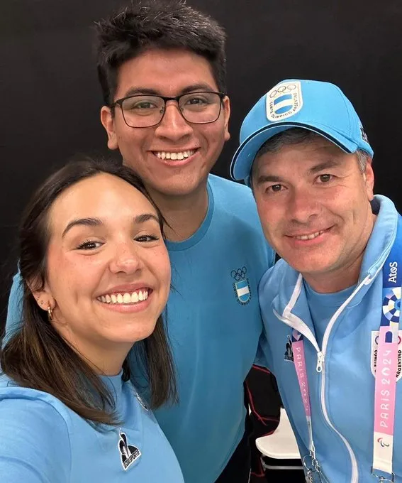 Gutiérrez con Fernanda Russo y el entrenador de Tiro, los representantes argentinos de la disciplina (@prensaCOA)