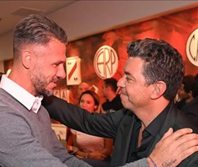 El DT actual y el ex se encontraron en el Museo el día de la inauguración de la estatua del Muñeco. (Foto: Prensa River)