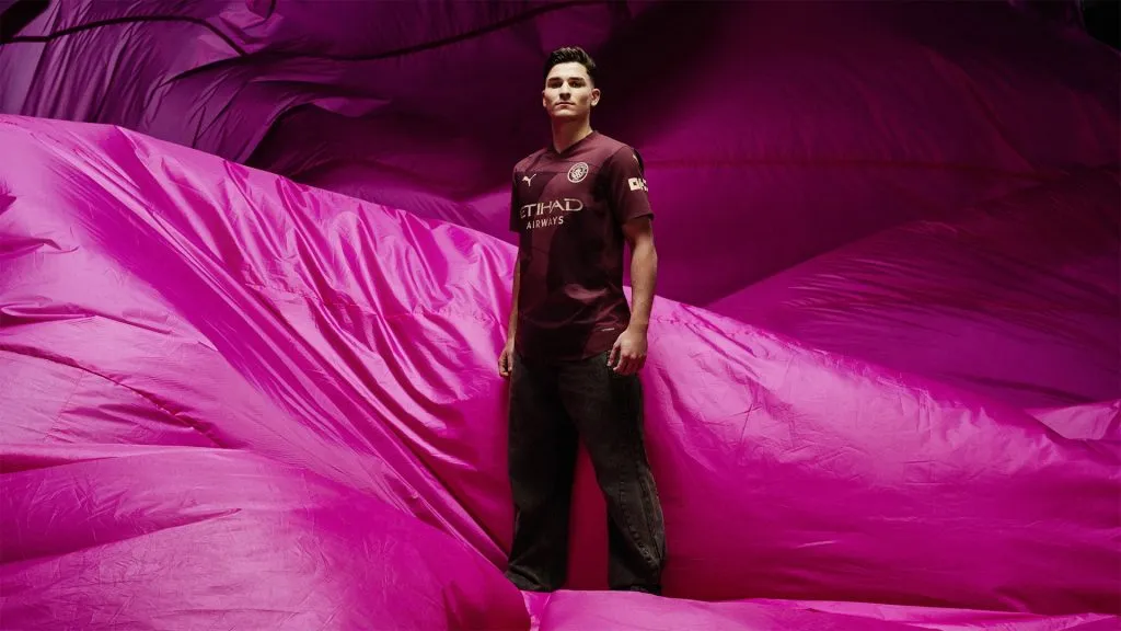 Julián Álvarez presentó la nueva indumentaria alternativa del Manchester City.