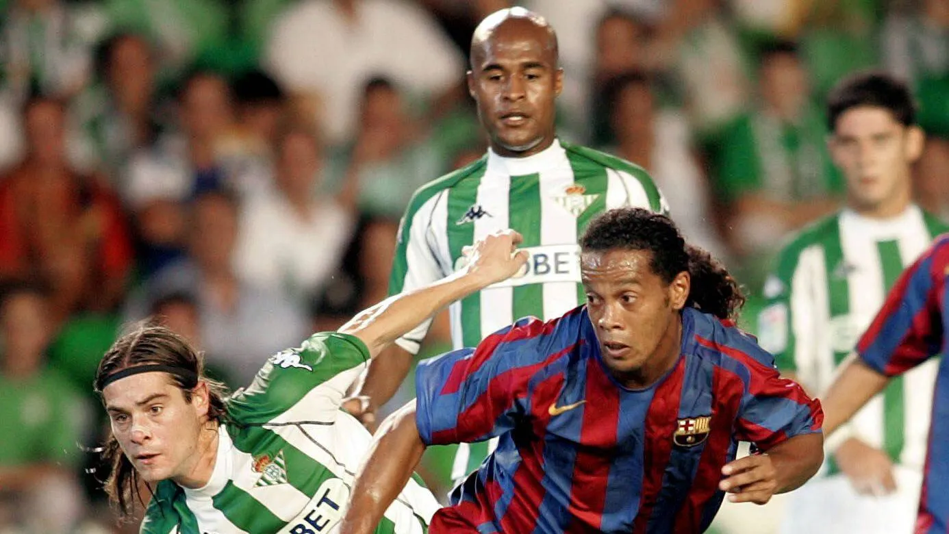 Ronaldinho disputando la Supercopa de España 2005 ante Betis.