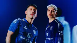 Garnacho y Lisandro Martínez presentación camiseta Manchester United suplente temporada 2024/25