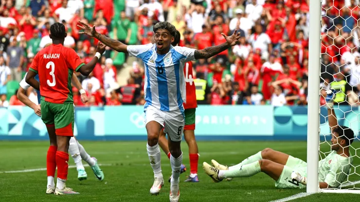 Cristian Medina y el festejo por el gol agónico de Argentina.