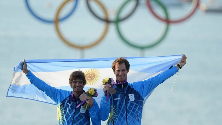 Lucas Calabrese junto a Juan de la Fuente al ganar la medalla de bronce en Londres 2021 (IMAGO)