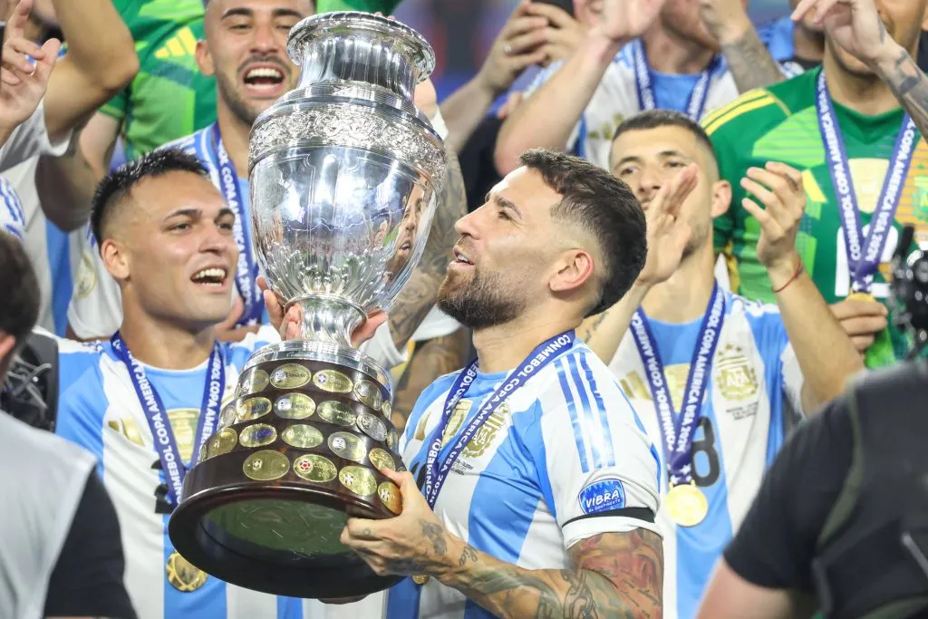 Nicolás Otamendi con la Copa América.