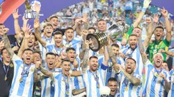 Nicolás Otamendi festejando con el resto de sus compañeros.