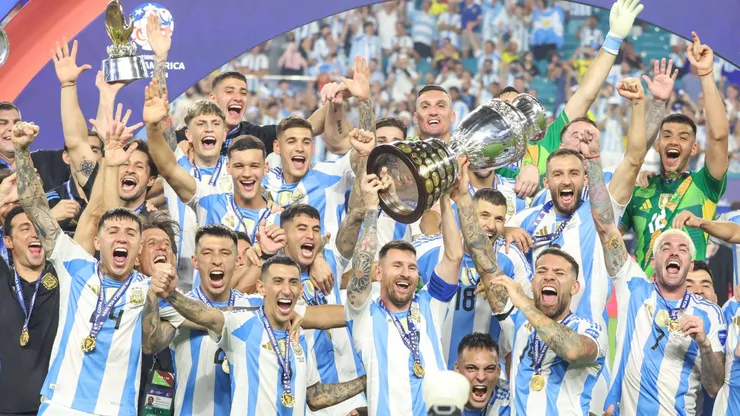 Nicolás Otamendi festejando con el resto de sus compañeros.