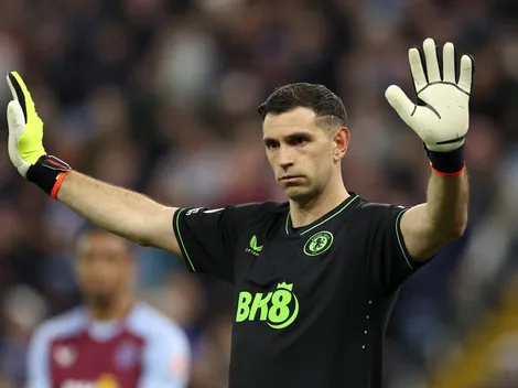 Dibu Martínez presentó el nuevo buzo que usará en Aston Villa junto a dos estrellas de rock