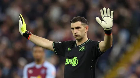 El arquero fue parte de la presentación de los nuevos uniformes de Aston Villa.