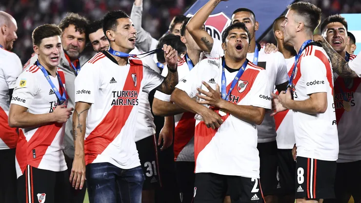 Angileri y Rojas celebran la Liga Profesional 2021.