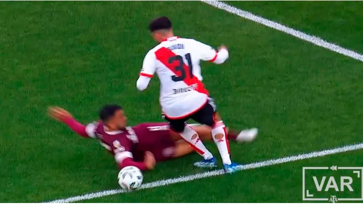 La mano de Luciatti en el River vs. Lanús.