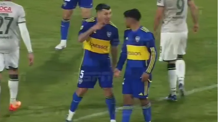 Gary Medel increpa a Delgado.