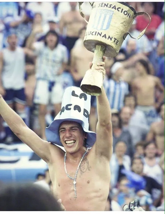 Arano celebra el Apertura 2001. (Foto: Twitter de Carlos Arano).