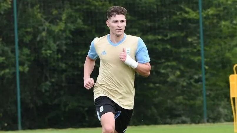Julián se entrena con la ropa Aiddas y el escudo del COA. (Foto: IG de Julián Álvarez).