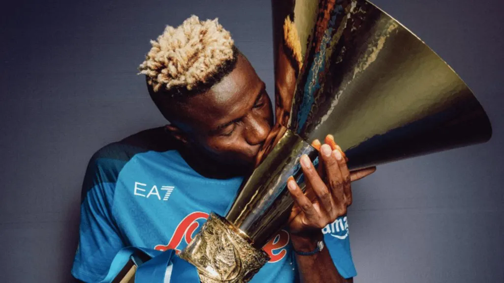 Victor Osimhen emprendería rumbo al PSG.