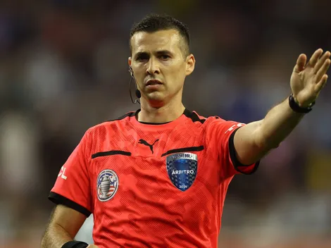 Dirigió a Argentina en la Copa América, fue investigado por estafa y será el árbitro de Boca ante Independiente del Valle