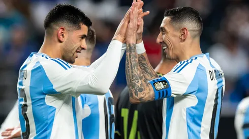 Cuti Romero, junto a Ángel Di María en la Selección Argentina.