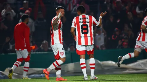 Russo celebra su gol junto a Acevedo.
