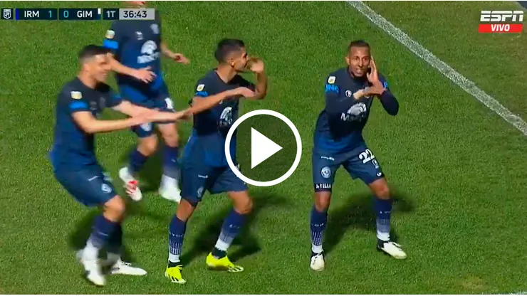 Villa festejó con baile el gol de su equipo.