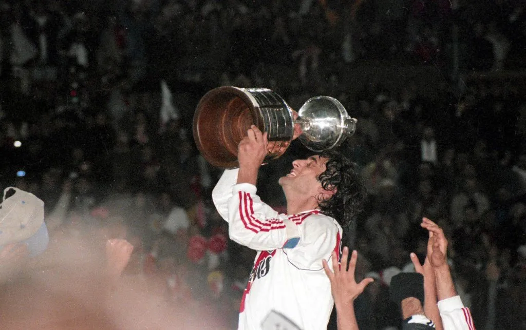 Francescoli levanta la Libertadores del 96. (Foto: @RiverPlate).