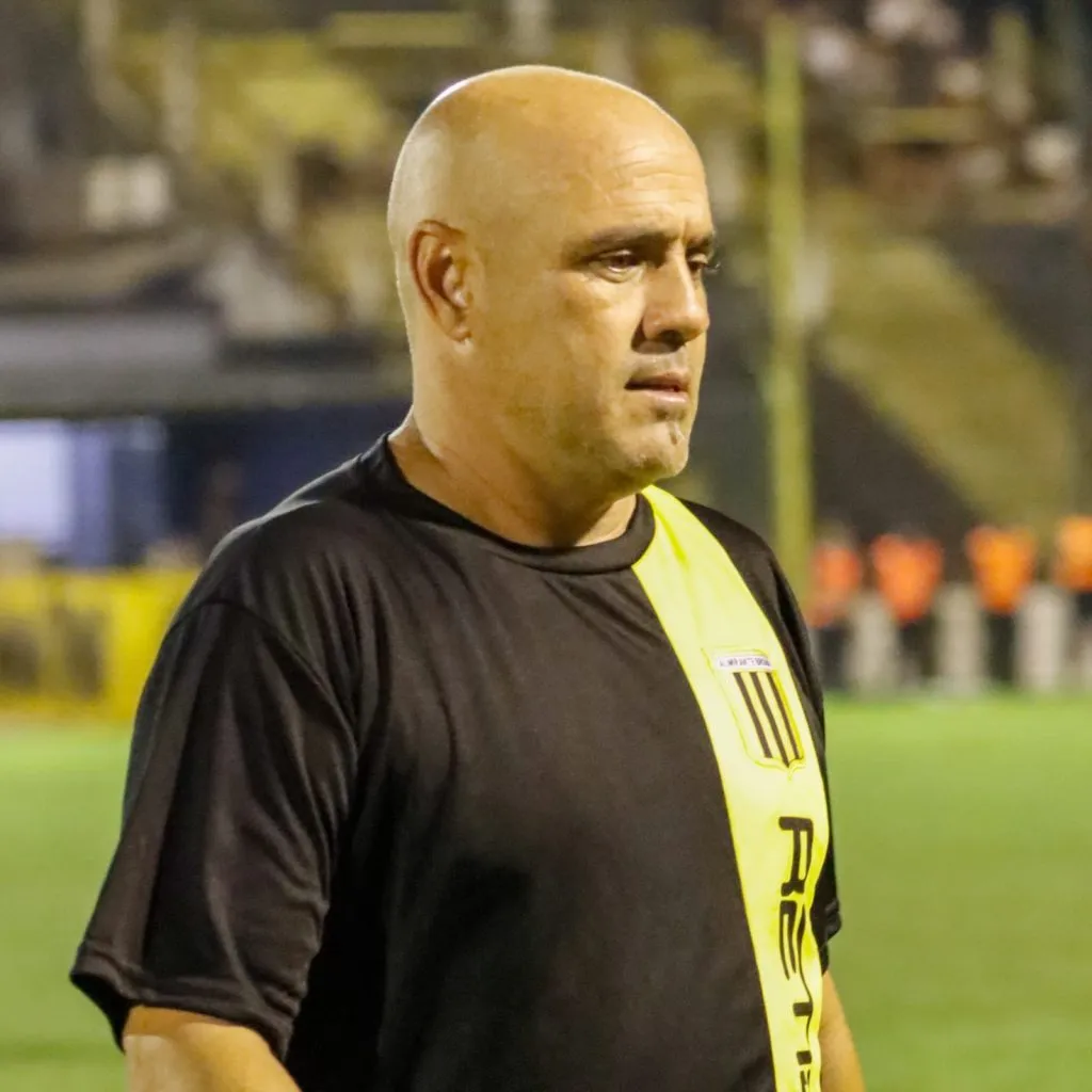 Luigi Villalba dirigó apenas dos partidos en Almirante. (Foto: Prensa Almirante Brown).