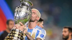 Rodrigo De Paul con el trofeo de la Copa América.