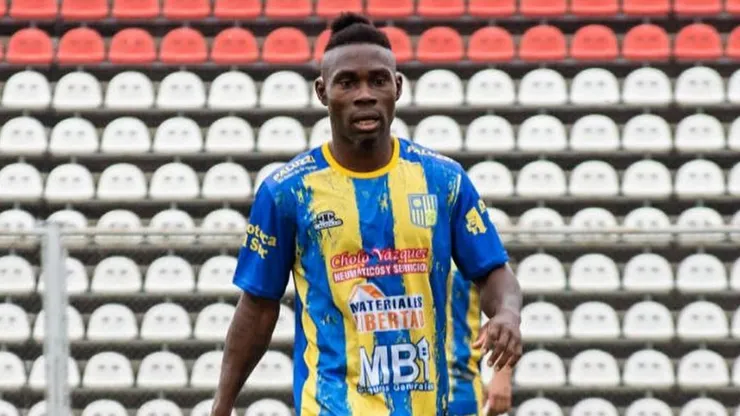 Félix Orode, el futbolista nigeriano, ex San Lorenzo y actual de Ballester.