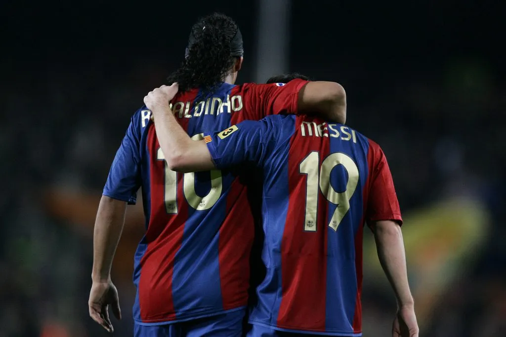 Messi usó el 19 cuando Ronaldinho era el 10 del Barcelona.