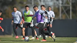 Manuel Lanzini se pone a punto.