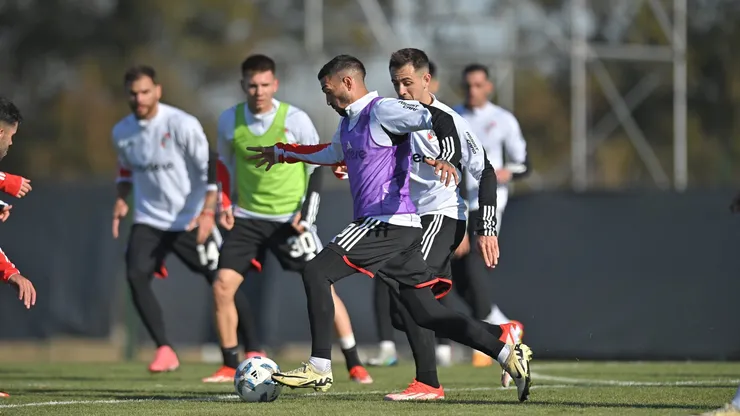 Manuel Lanzini se pone a punto.