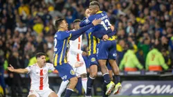 El abrazo a Jaminton Campaz, autor del gol del triunfo de Rosario Central.