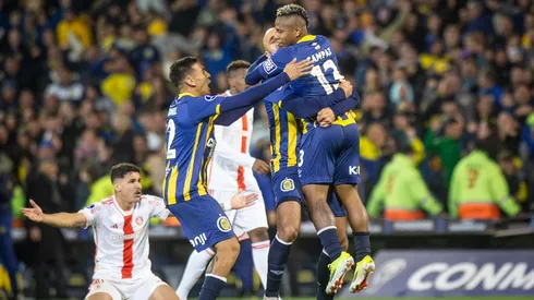 El abrazo a Jaminton Campaz, autor del gol del triunfo de Rosario Central.