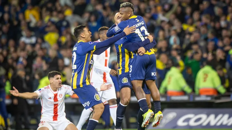 El abrazo a Jaminton Campaz, autor del gol del triunfo de Rosario Central.