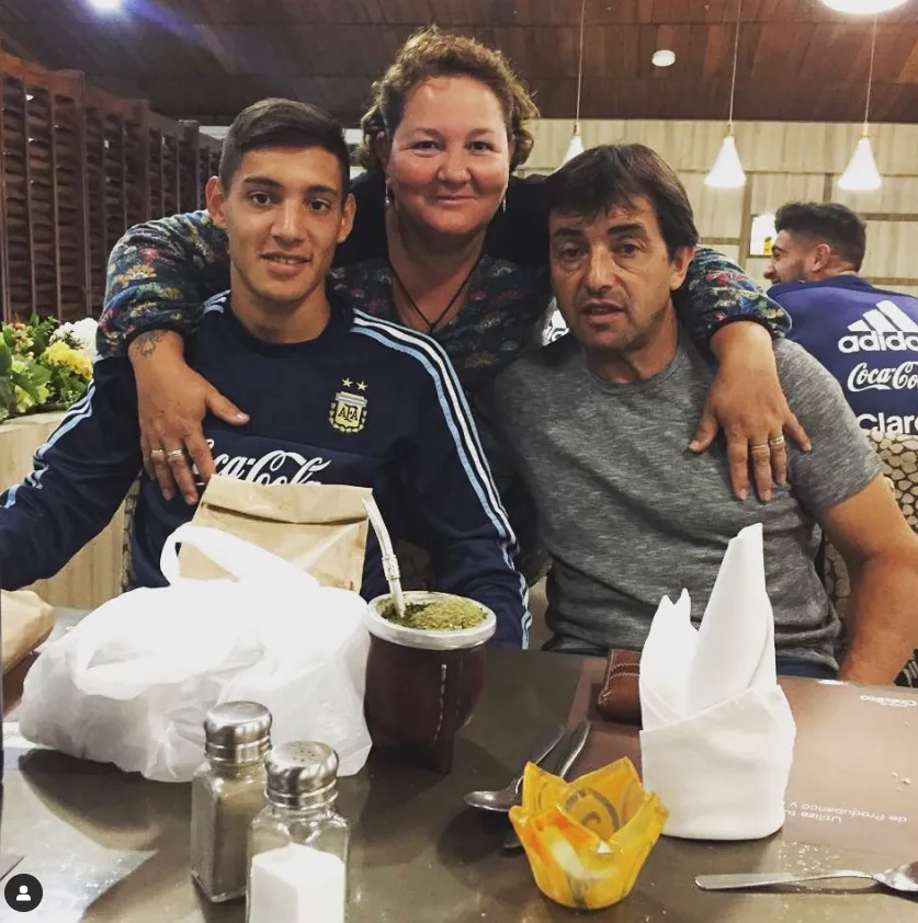 Nahuel Molina junto a sus padres. (Foto: IG Nahuel Molina).