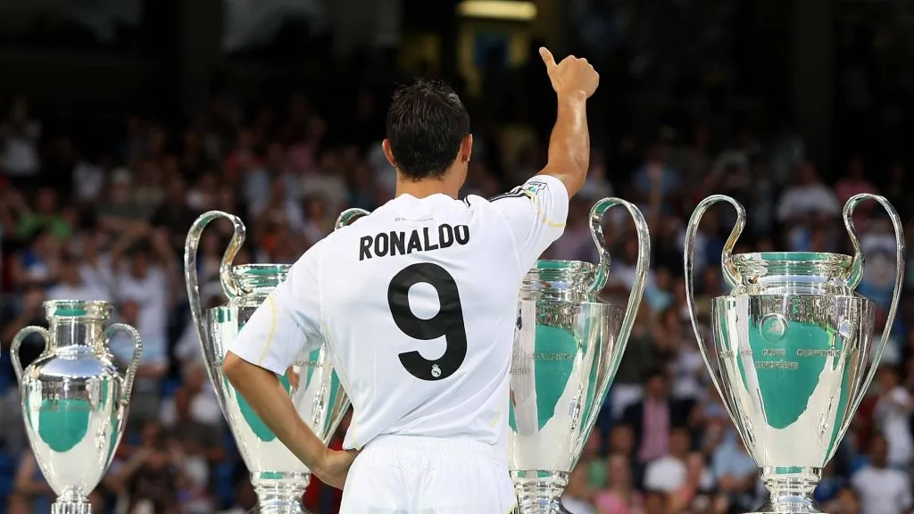Cristiano Ronaldo fue presentado con las nueve Champions League que tenía el Madrid por entonces.