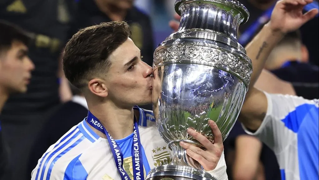 Julián Álvarez, bicampeón de la Copa América. ¿Tendrá Garnacho el mismo camino que él?