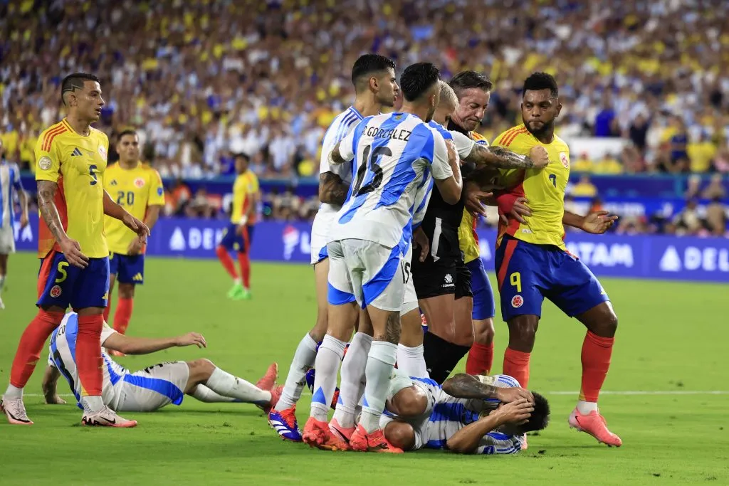 Miguel Borja criticó el arbitraje de Claus. (Foto: Getty).