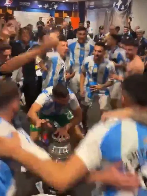 Dibu Martínez, en medio de la ronda de los festejos del vestuario.