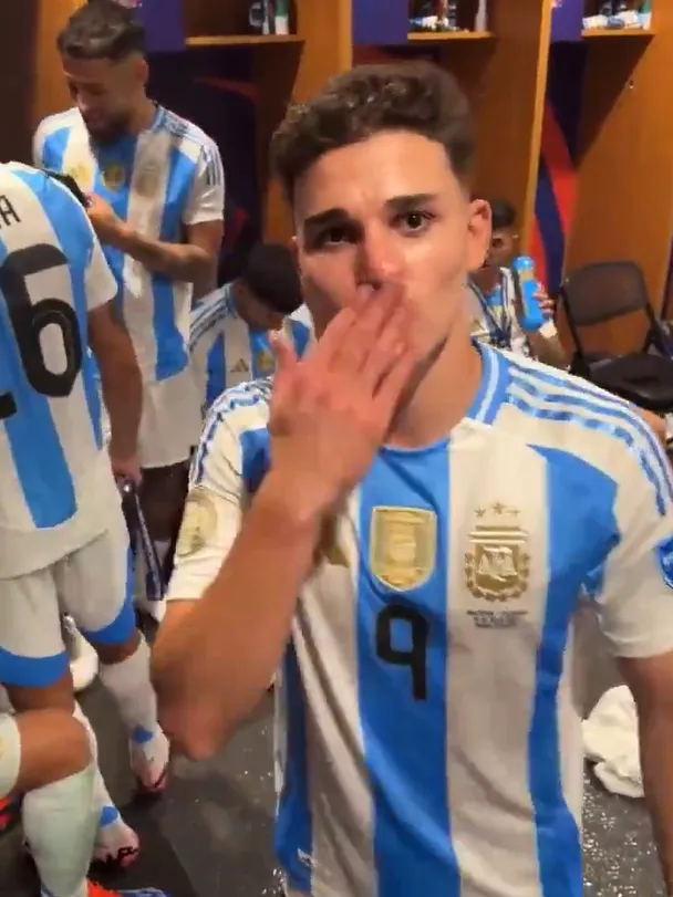 Julián le mandó un beso a su mujer en el medio de la fiesta de los campeones.